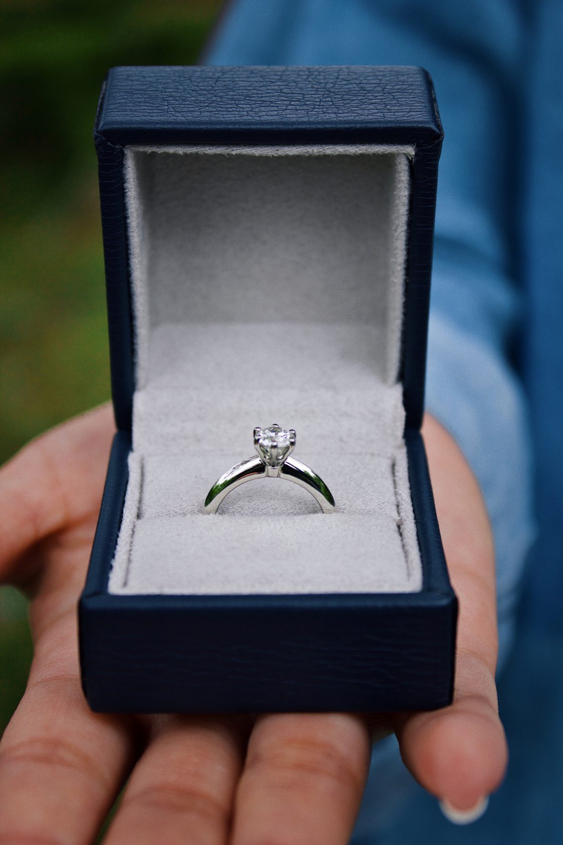 How to choose sales the best engagement ring